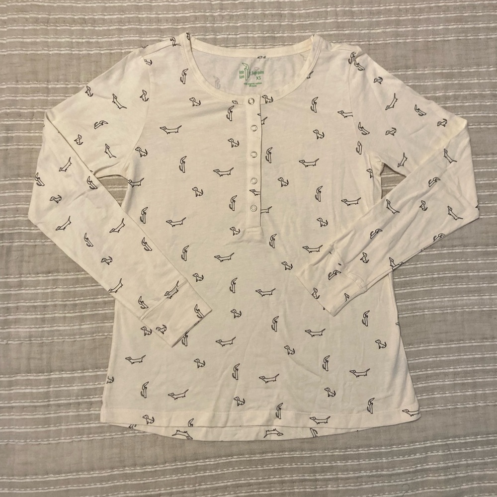 Kate Quinn dog top